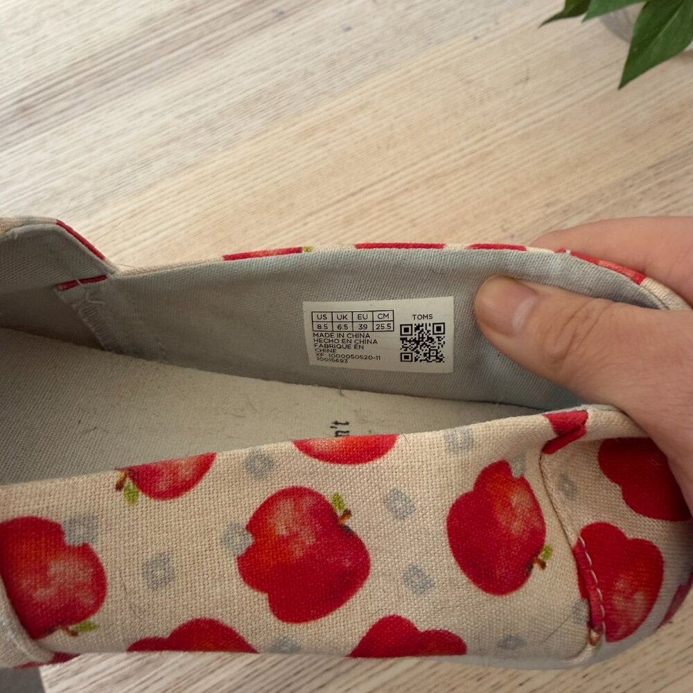 Tom's Alpargata Once Upon A Farm Apples Women's Shoes size 8.5 new without tag - Picture 3 of 5